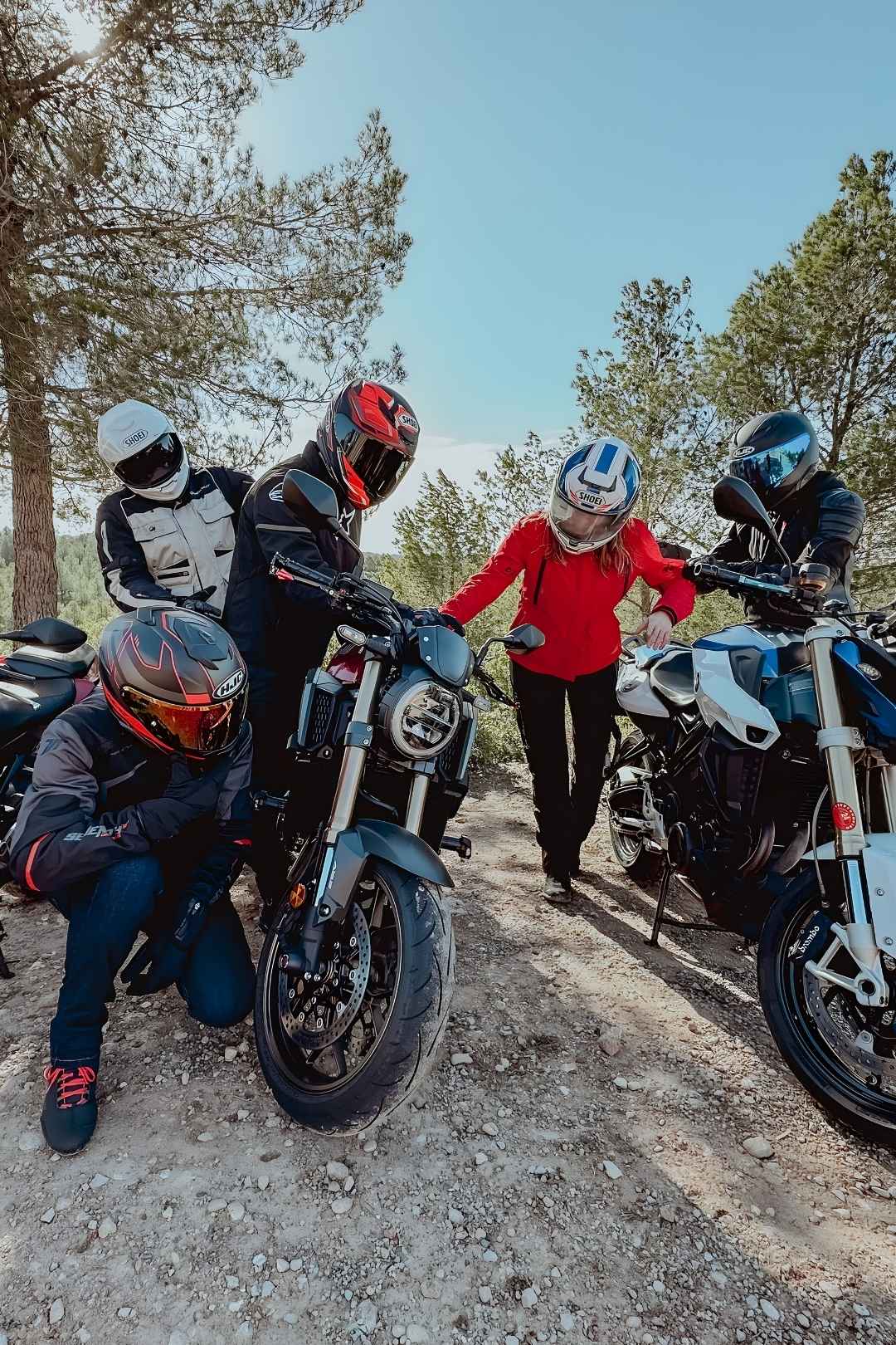 Motoristas buscando las mejores ofertas