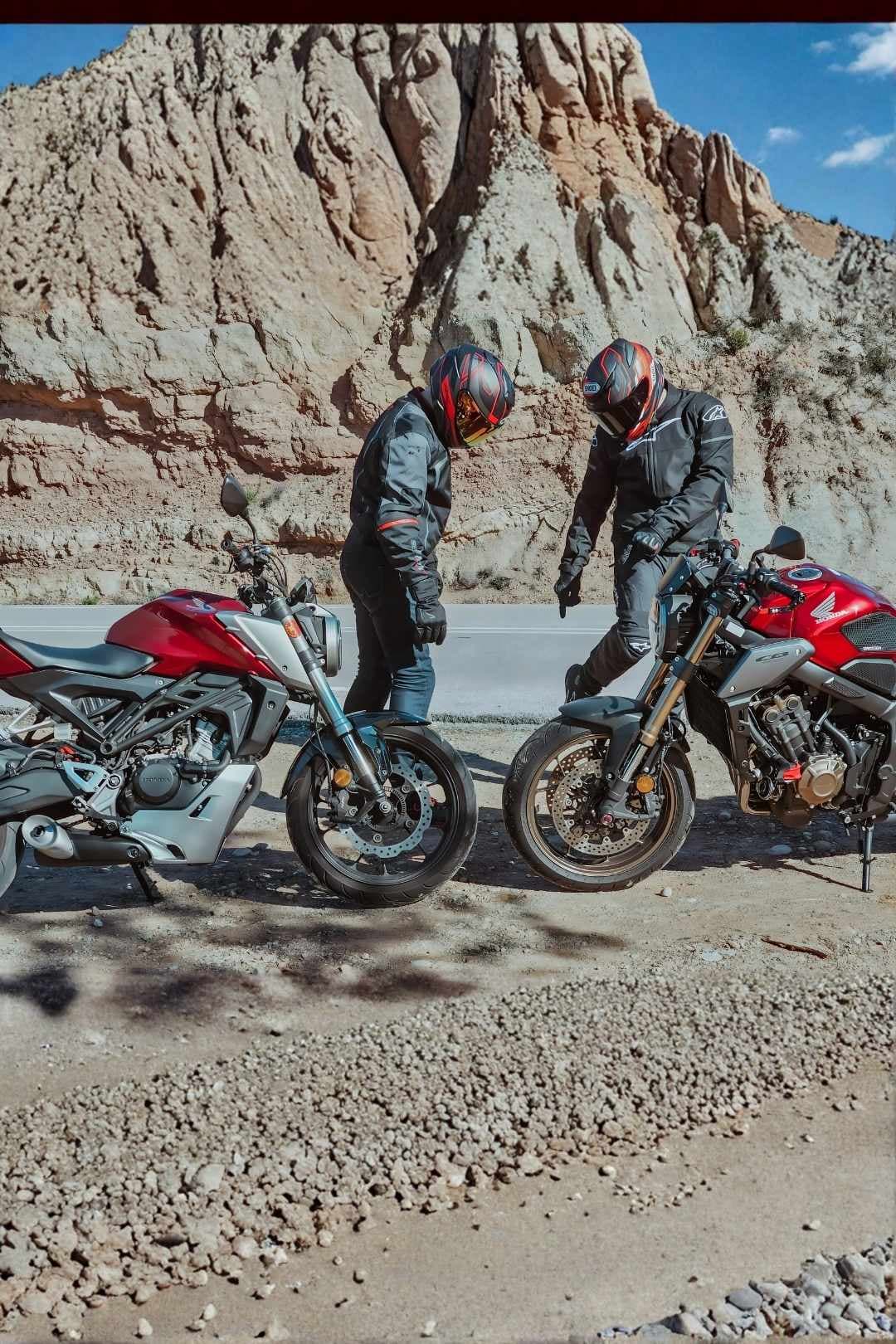 Motoristas señalando su equipamiento motero