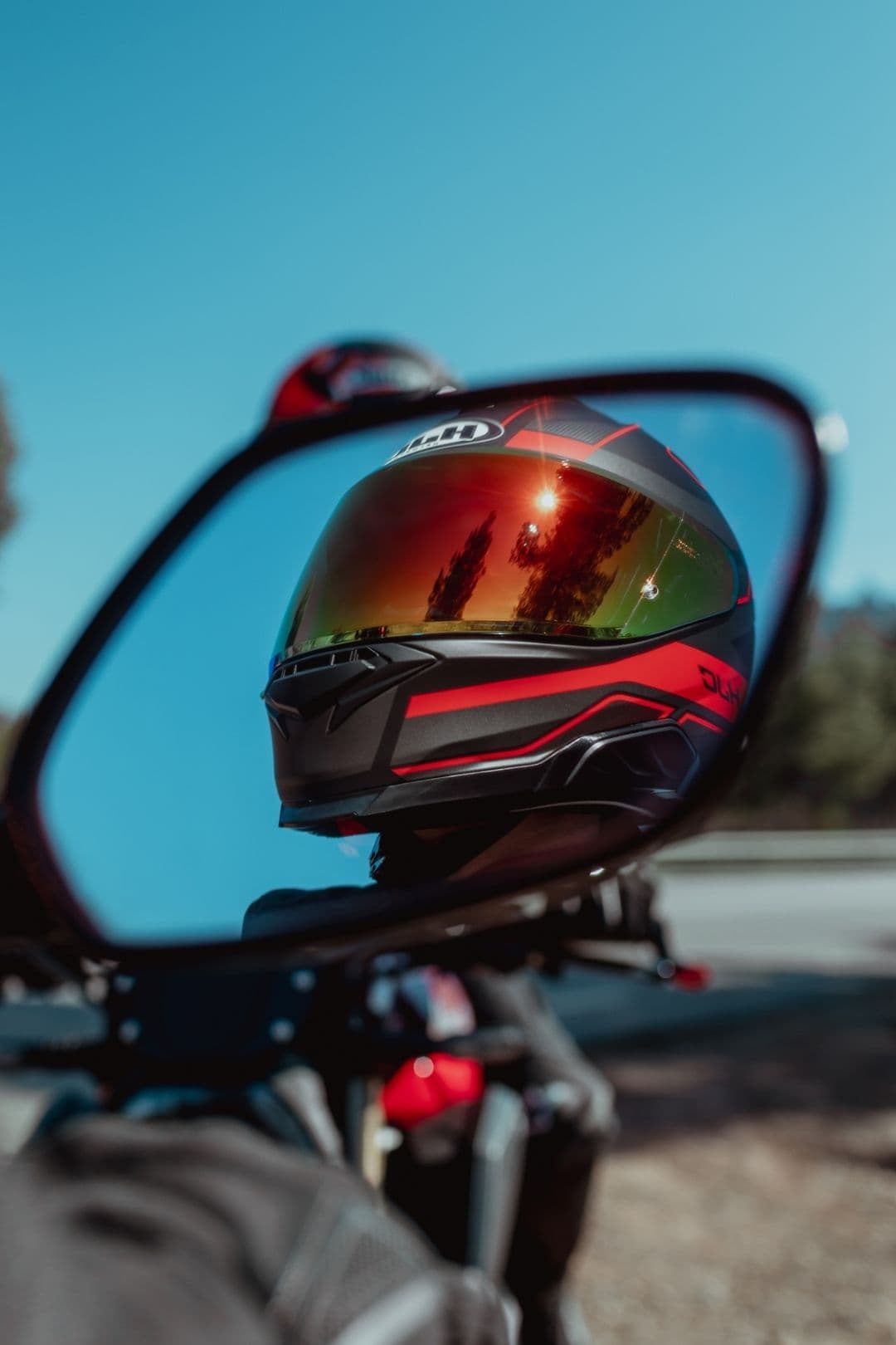 Reflejo de un casco en un retrovisor