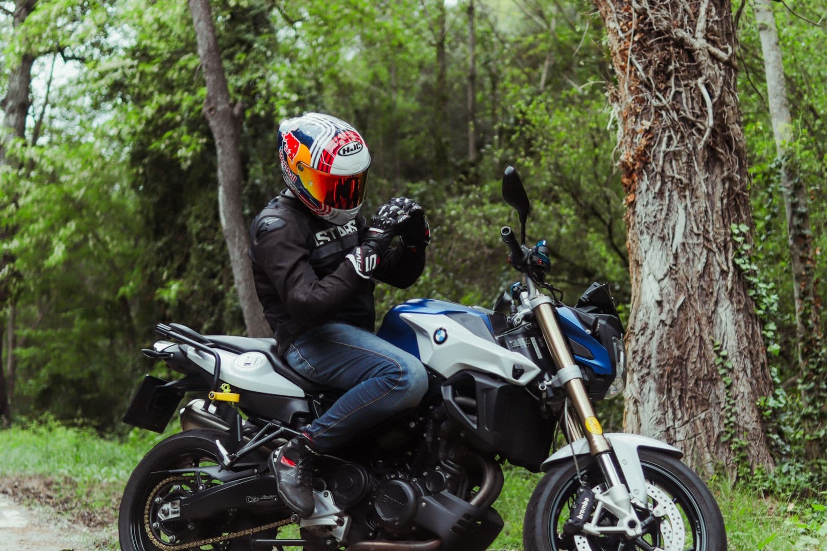 Motorista equipado para verano